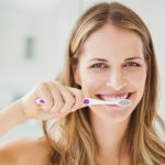 Un periaj dentar profesional te ajuta sa indepartezi eficient placa bacteriana