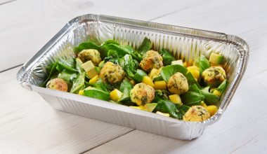 De ce apar găuri în caserole de aluminiu atunci când gătim preparate acide?