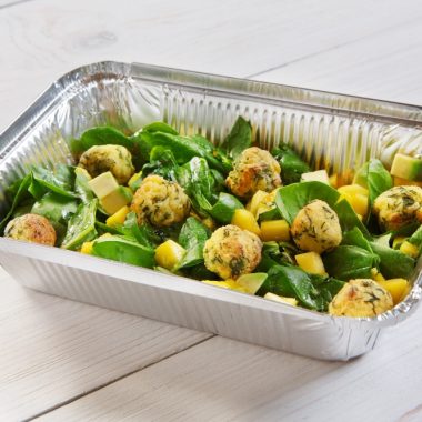 De ce apar găuri în caserole de aluminiu atunci când gătim preparate acide?