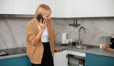 Baterie de chiuvetă cu monocomandă sau cu două comenzi, care alegere e cu adevărat mai practică