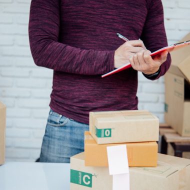 Merită fulfillment-ul extern dacă ai marje mici la produse?